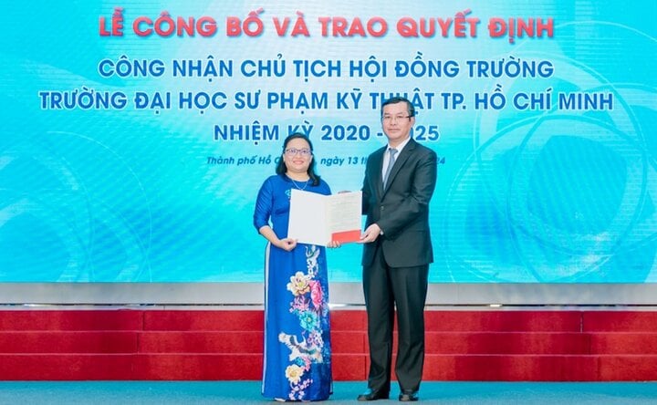 El viceministro Nguyen Van Phuc presentó la decisión de reconocer a la Dra. Truong Thi Hien como presidenta del Consejo Universitario de la Universidad de Educación Técnica de la ciudad de Ho Chi Minh. (Foto: HCMUTE)