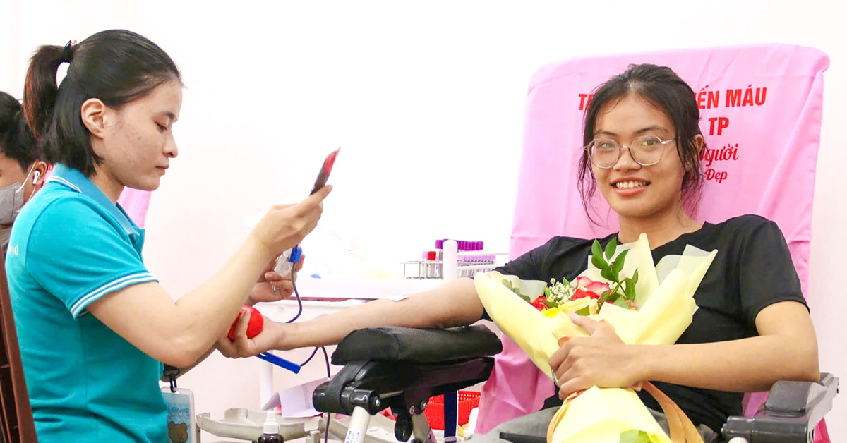 The fixed blood donation point at the Ho Chi Minh City National University dormitory has just opened, hundreds of students registered to donate blood immediately.