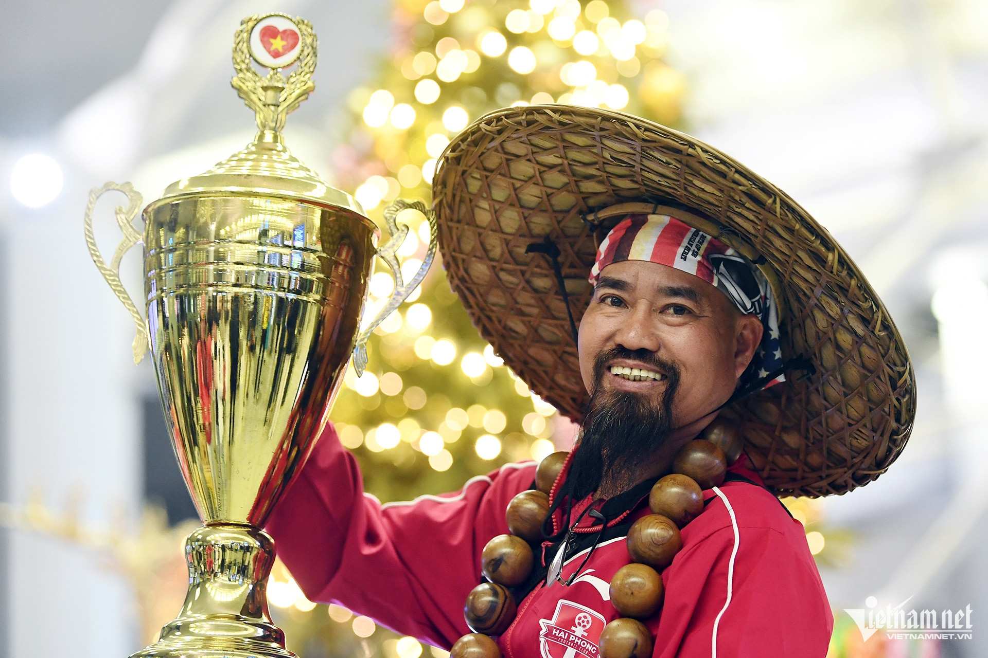 Vietnamese fans flock to Thailand to cheer on the red team bringing the cup home