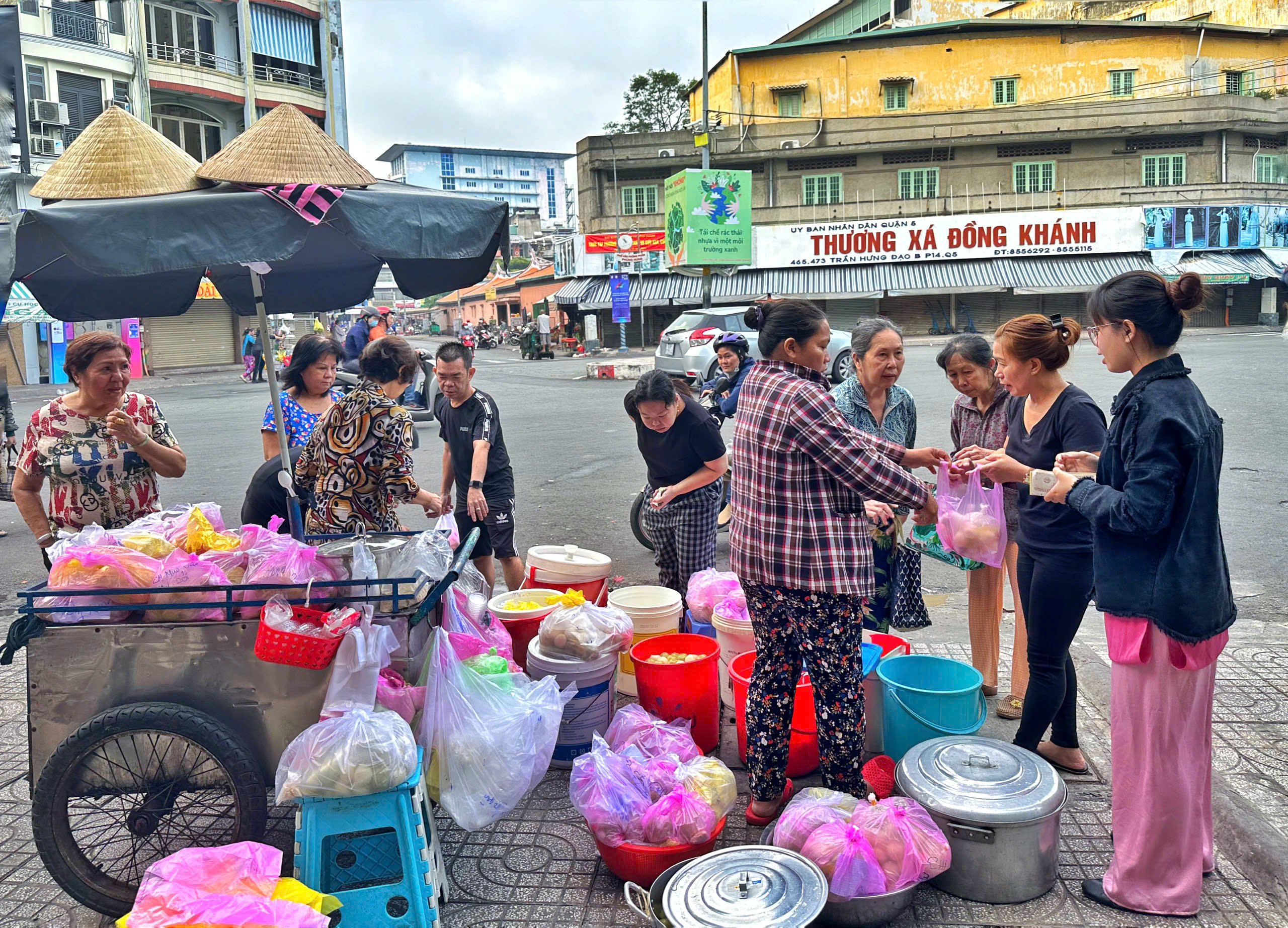 Vì sao sáng nay nhiều người đổi nghề... bán chè trôi nước ở Chợ Lớn, khách vây kín?- Ảnh 3.