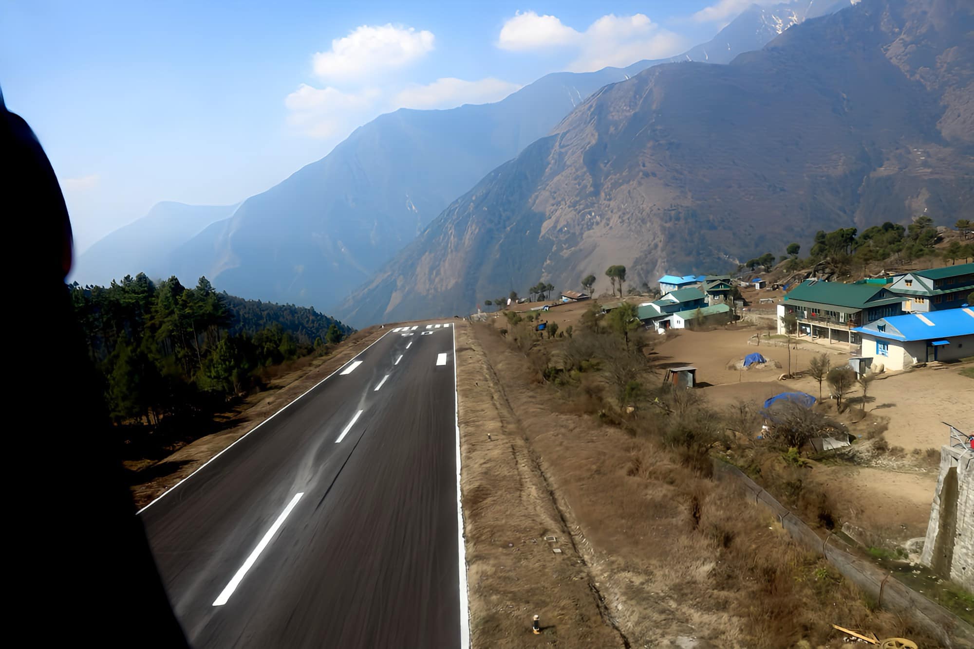 Según la turista vietnamita, la pista de Lukla tiene sólo 527 metros de largo y tiene un acantilado en un lado. El final de la pista es una ladera de montaña situada a una altitud de 2.896 m sobre el nivel del mar. Por lo tanto, al aterrizar, el avión puede tener dificultades debido a la gran resistencia.