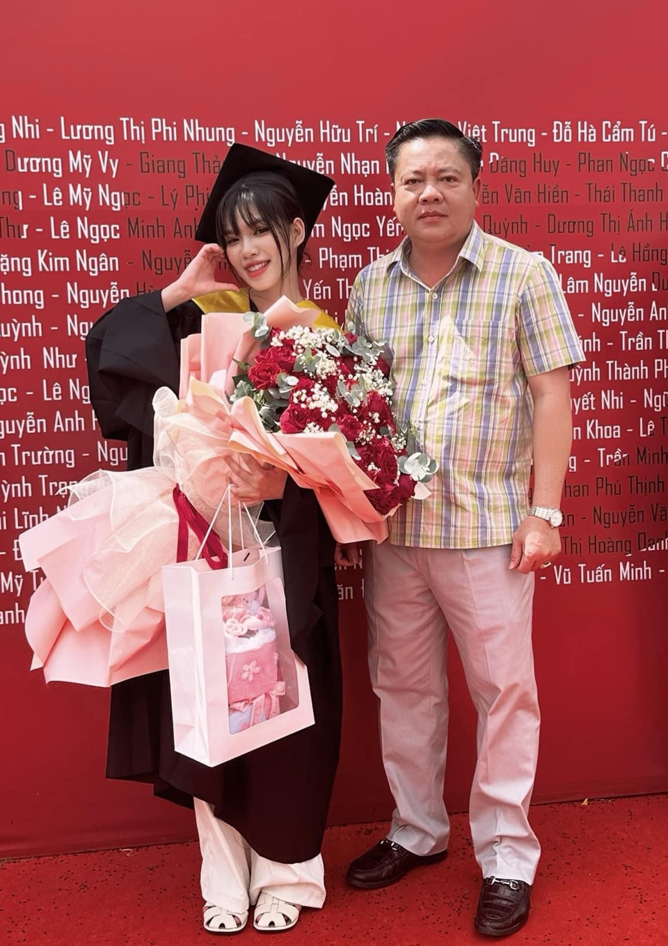 Đinh Tr&agrave; My c&ugrave;ng cha trong ng&agrave;y tốt nghiệp Đại học. Ảnh Xu&acirc;n Lương