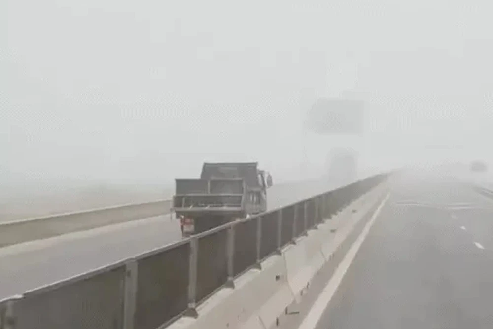 Image of a truck driving in the wrong direction on the Nghi Son - Dien Chau highway. Photo cut from clip