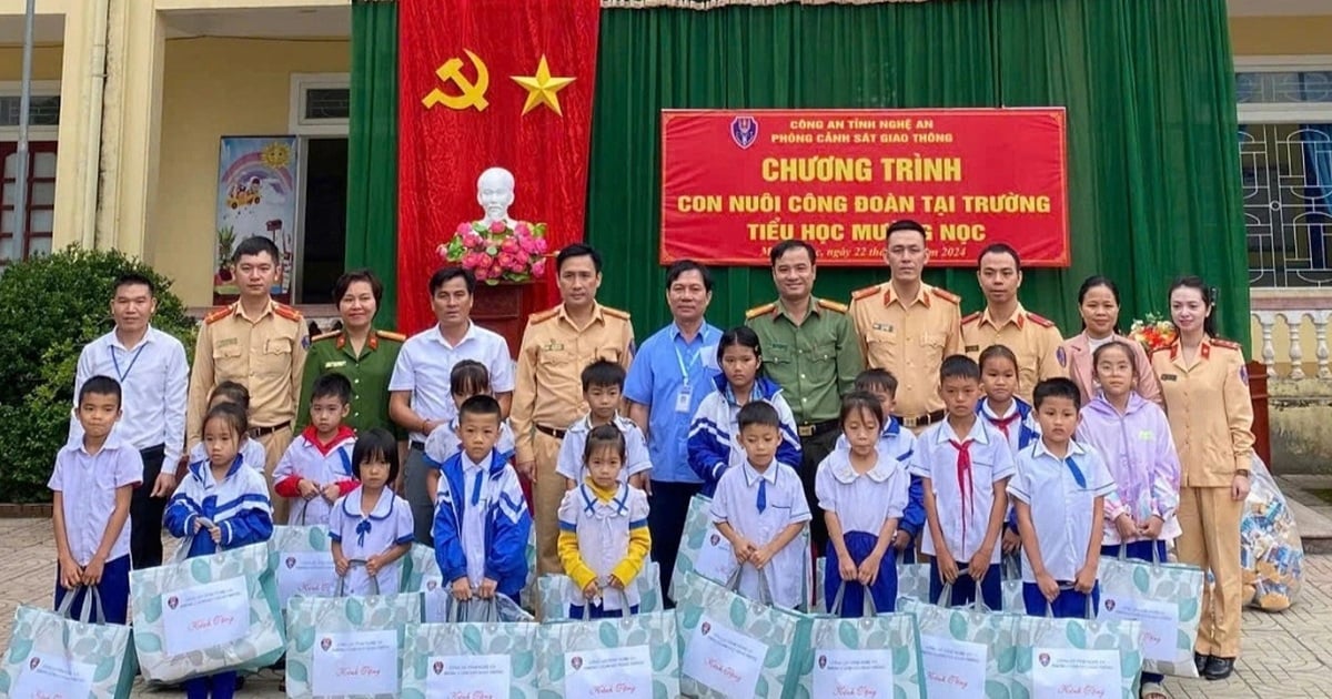 Cảnh sát giao thông nhận đỡ đầu 18 học sinh miền núi