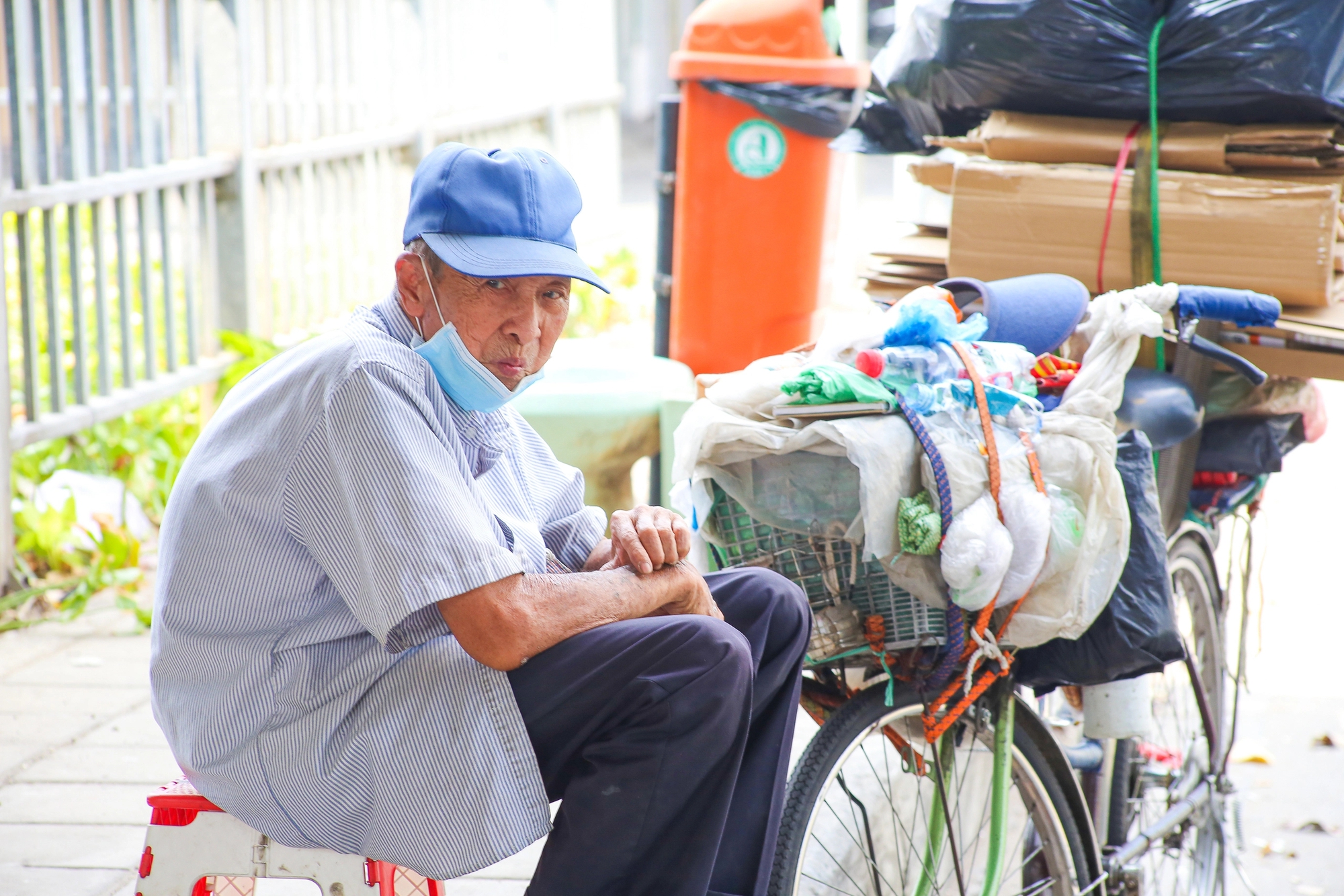 Người Sài Gòn trân mình dang nắng mưu sinh - Ảnh 10.