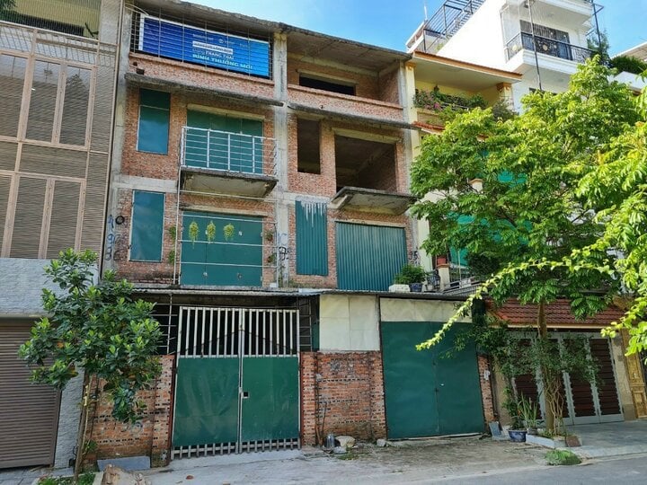 Una casa adosada en el Departamento General 5 (Tan Trieu, Thanh Tri) fue puesta a la venta por el propietario por 17.500 millones de VND, pero el corredor aumentó el precio a 19.500 millones de VND. (Ilustración).