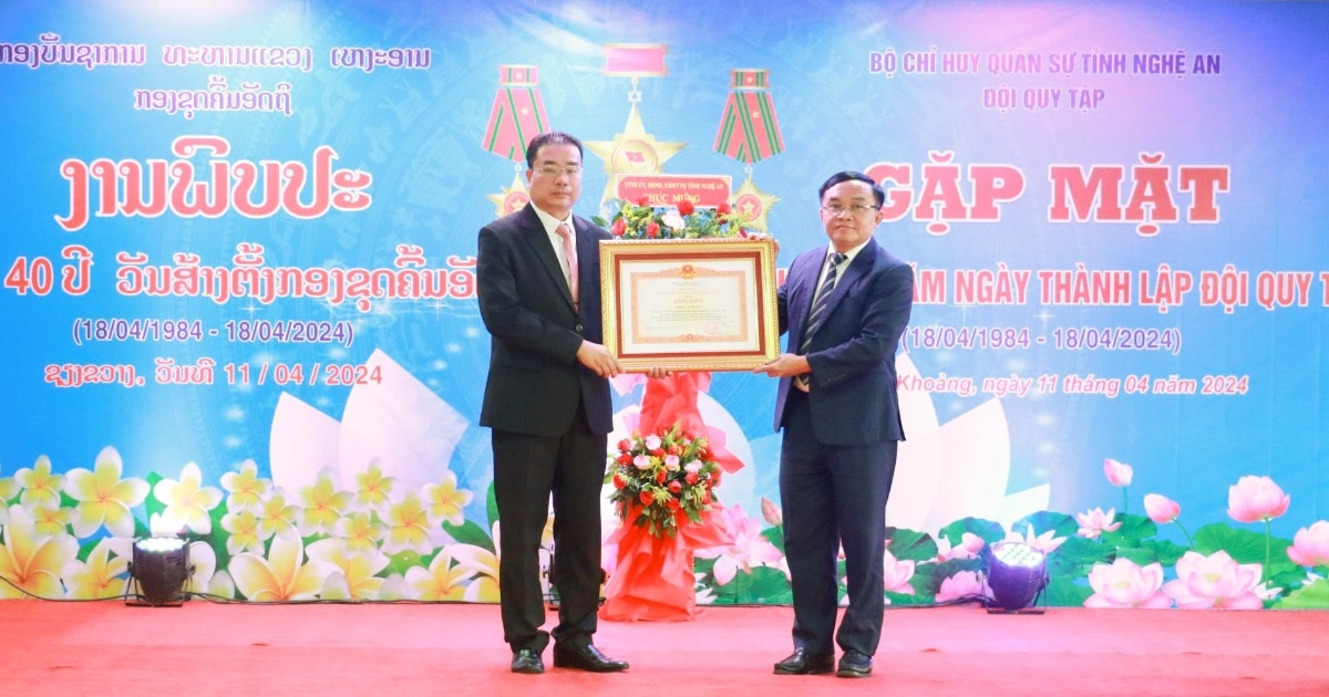 Awarding the Prime Minister's Certificate of Merit to the Nghe An Province Collection Team