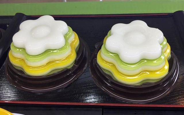 Gelee wird hauptsächlich aus Agar-Agar-Pulver, Gelatine, Kokosmilch, Kondensmilch und Aromen nach Wahl wie Vanille, Schokolade usw. hergestellt. Dieses Dessert hat oft sehr attraktive Formen, beispielsweise Blumen oder Herzen, oder wird mit süßer Suppe gegessen. Foto: Foody