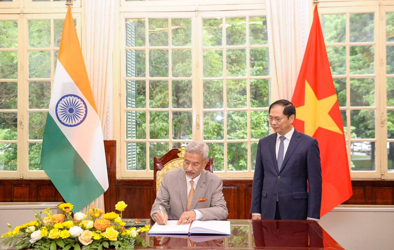 Bộ trưởng Ngoại giao Bùi Thanh Sơn đón Bộ trưởng Ngoại giao Ấn Độ S. Jaishankar Bộ trưởng Ngoại giao Bùi Thanh Sơn và Bộ trưởng Ngoại giao S. Jaishankar đồng chủ trì kỳ họp Ủy ban hỗn hợp Việt Nam-Ấn Độ