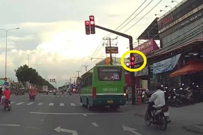 Buses in Ho Chi Minh City continuously cause outrage, some drivers were fired on the first violation.