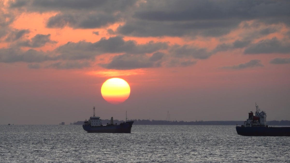 Der Sonnenuntergang über dem Meer ist wunderschön und zieht viele Einheimische und Touristen an. Foto: Thanh An