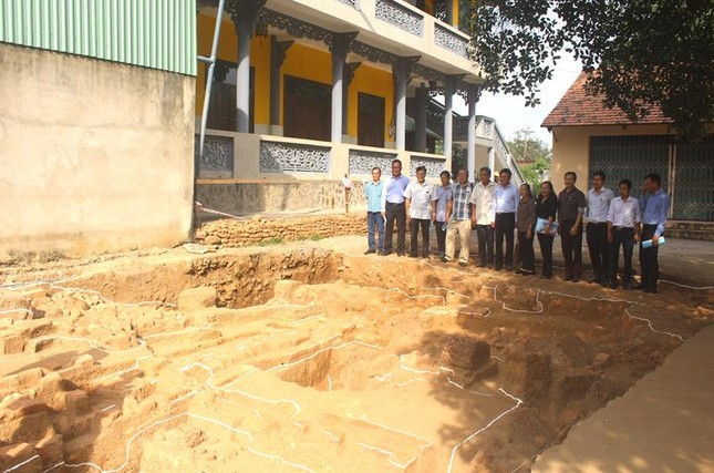 Excavaciones arqueológicas en un yacimiento de Dong Nai revelaron dos grandes losas rectangulares de piedra de color negro y gris. Foto 2