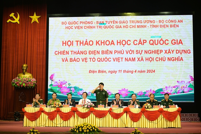 Đoàn chủ tịch hội thảo