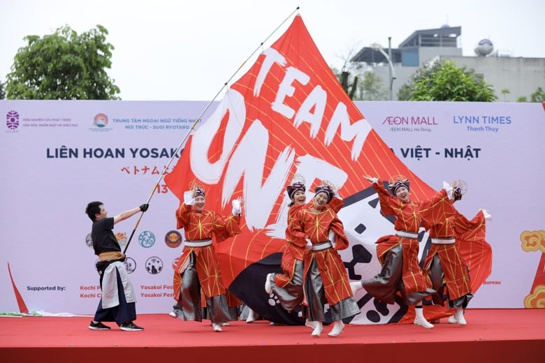 Yosakoi performance at Vietnam Japan Cultural Festival 2024 photo 3