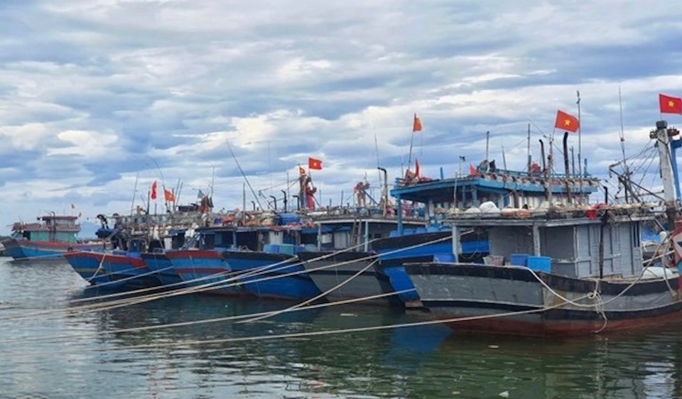 Barcos anclados en el mar central.