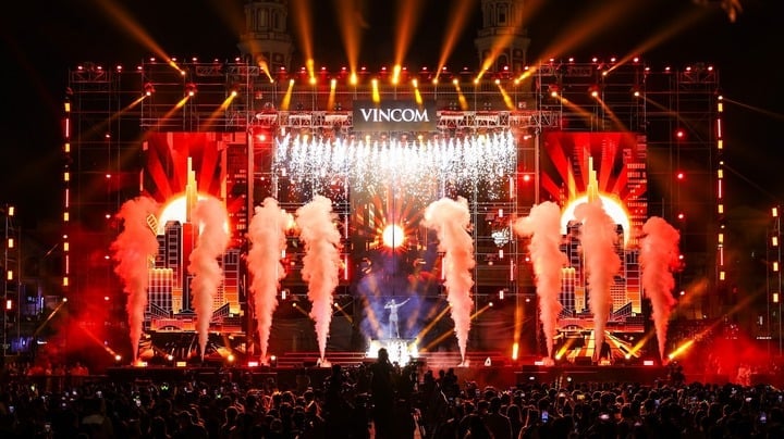 Vincom 20 Music Festival brings a magnificent stage, combined with modern sound, lighting and technology equipment.