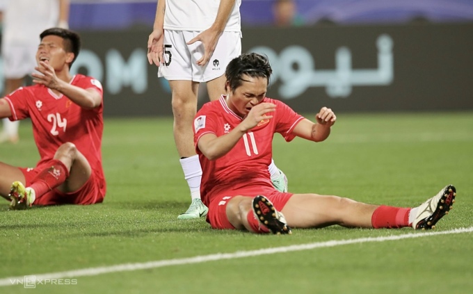 El centrocampista Tuan Anh (derecha) se mostró decepcionado tras fallar una oportunidad en la derrota de Vietnam por 0-1 ante Indonesia en el segundo partido del Grupo D de la Copa Asiática 2023. Foto: Lam Thoa