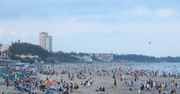 Chaleur intense, les touristes affluent sur la plage de Vung Tau pour se rafraîchir le week-end