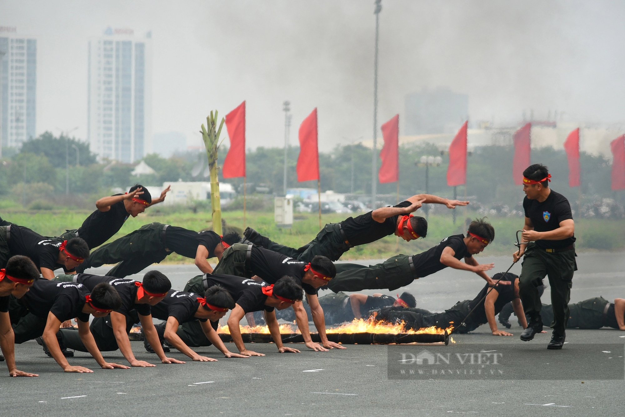 Ngắm dàn xe đặc chủng siêu khủng của CSCĐ và cảnh nữ chiến sĩ đặc nhiệm dùng dao đè cổ để kéo ôtô- Ảnh 13.