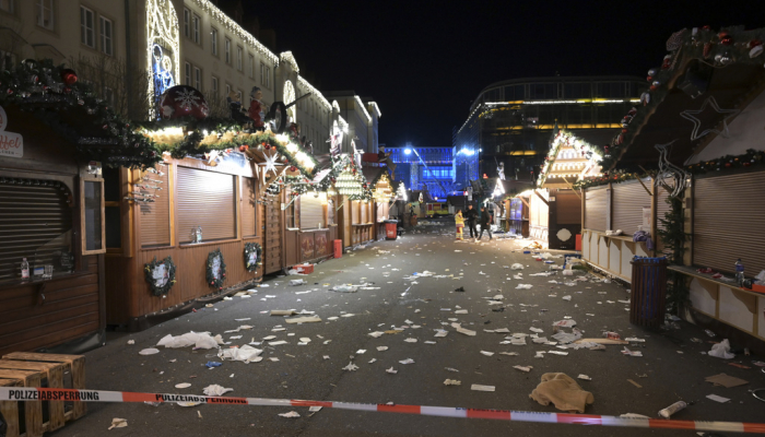 Fotos und Video vom Schauplatz des schrecklichen Autounfalls auf einem Weihnachtsmarkt in Deutschland