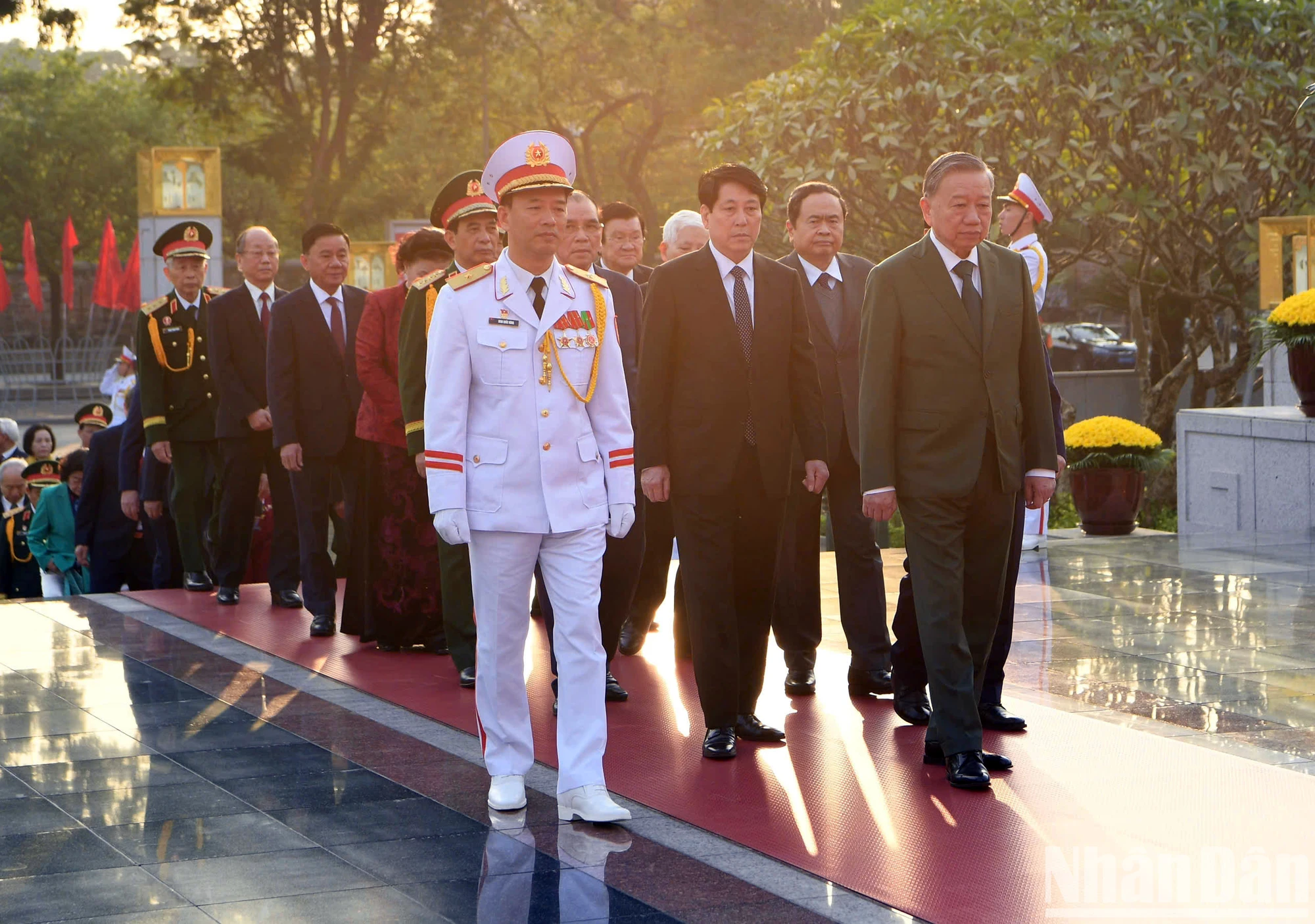 [Foto] Dirigentes del Partido y del Estado y exdirigentes visitan el Mausoleo del Presidente Ho Chi Minh foto 4