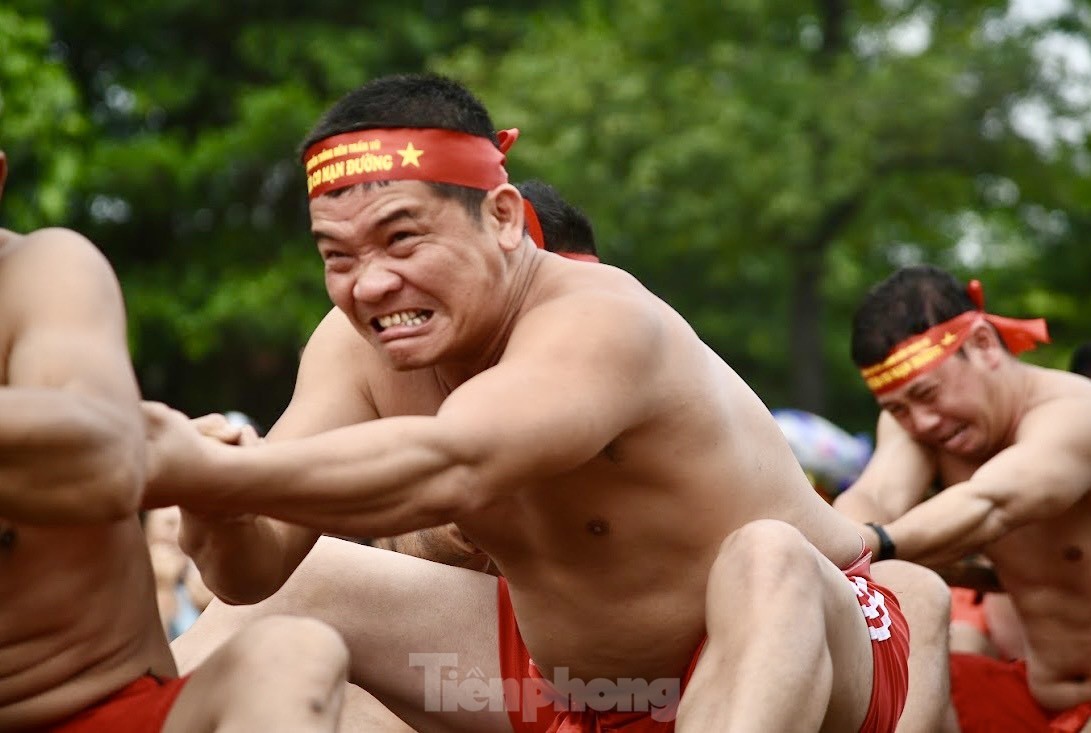 Ritual único de tira y afloja sentado en el festival del Templo Tran Vu (foto 12)