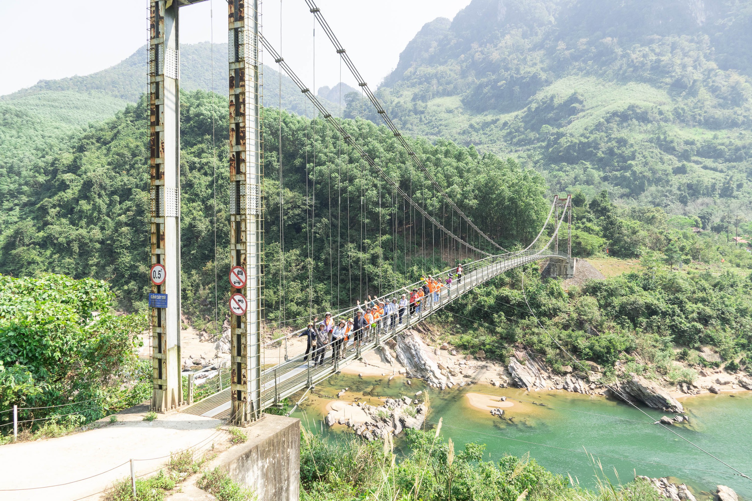 Đua thuyền cưỡi thác cùng 'cao thủ' trên dãy Trường Sơn- Ảnh 1.