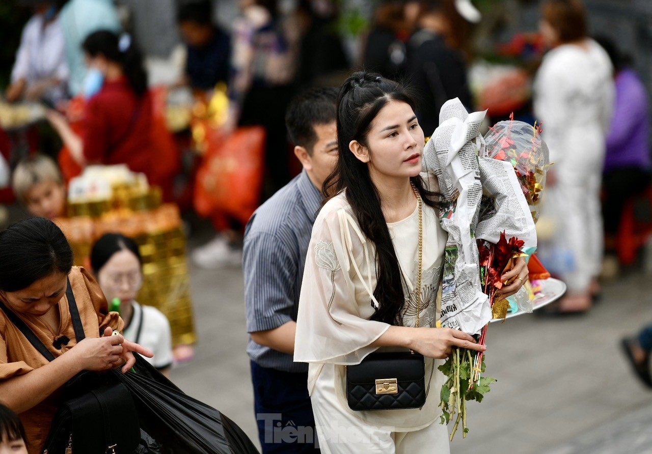 バチュアコー寺院は、福の神の日に「お金を借りる」客で混雑する 写真9