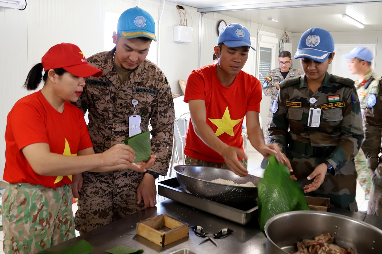 国連ブルーベレーがアフリカでバンチュンの巻き方とポールの立て方を学ぶ