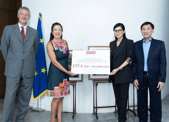 Mr. Johnathan Hanh Nguyen - Le Hong Thuy Tien and his wife presented 2.4 billion VND to the representative of the Ho Chi Minh City Consulate General Club Charity Fund.