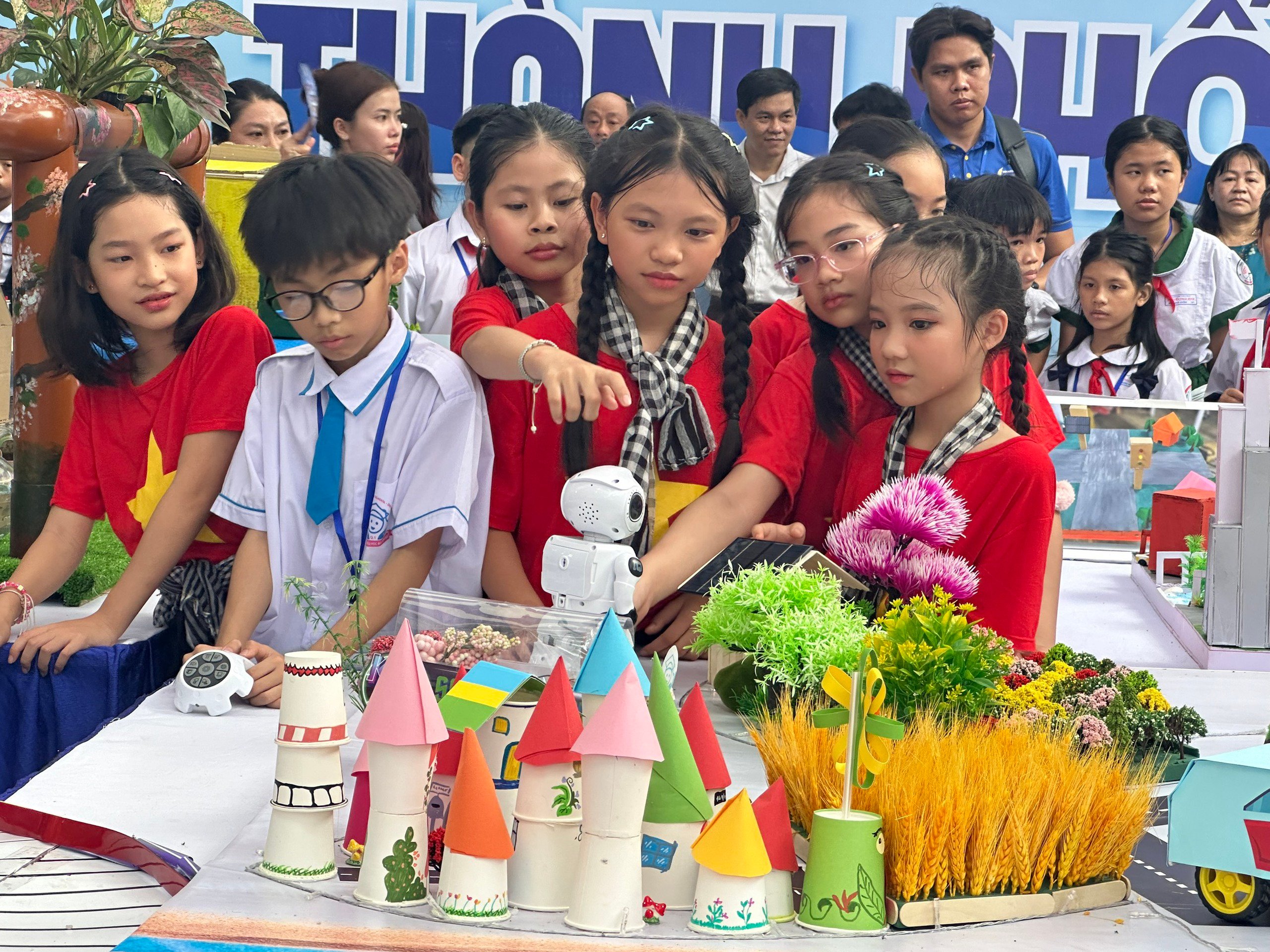 Học sinh trải nghiệm với sản phẩm sáng tạo STEM- Ảnh 2.