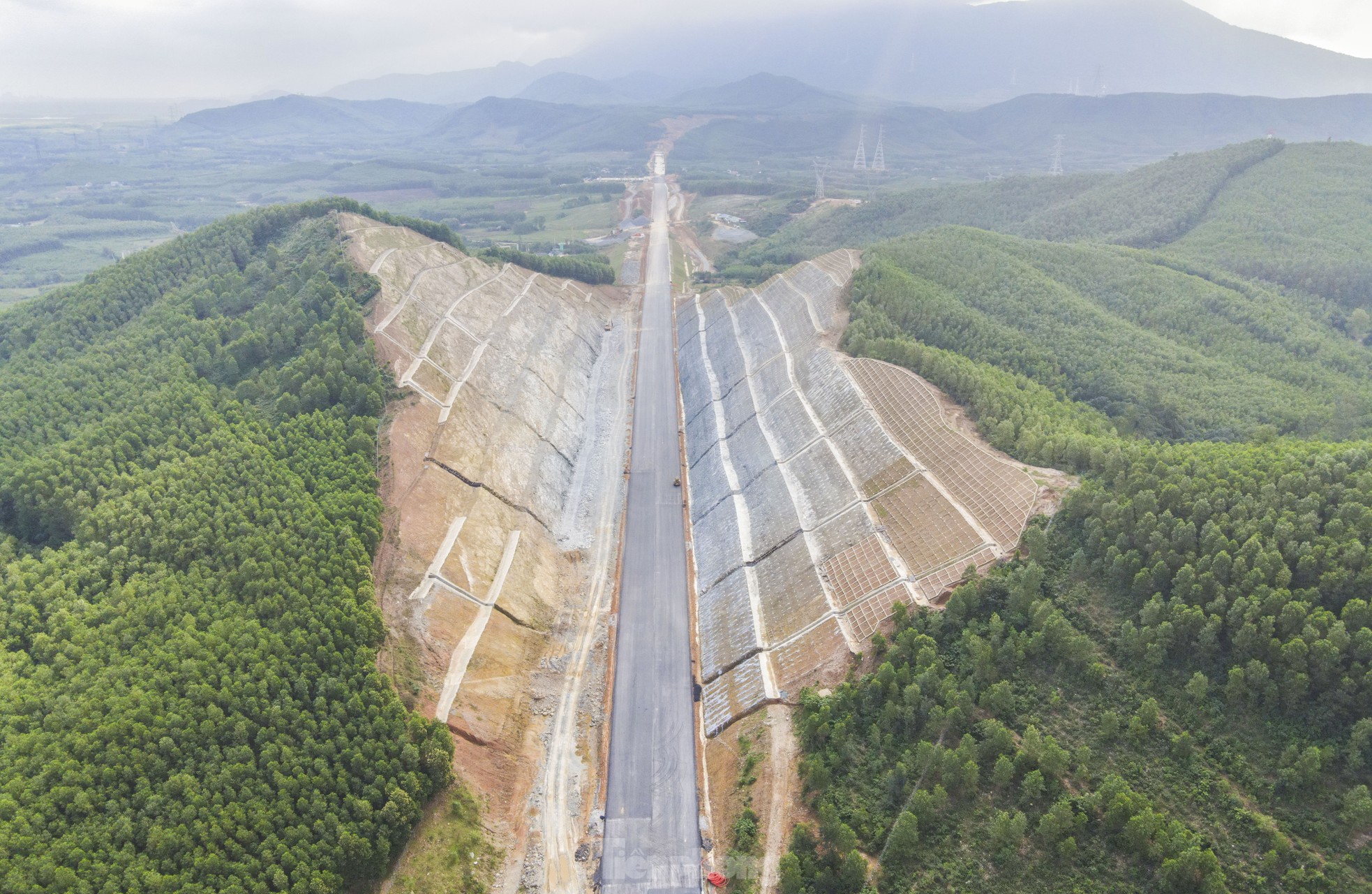 La construction de l'autoroute de 100 km de long à travers Ha Tinh est sur le point d'être achevée, photo 2