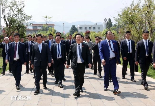 El presidente de la Asamblea Nacional, Vuong Dinh Hue, concluye con éxito su visita a China