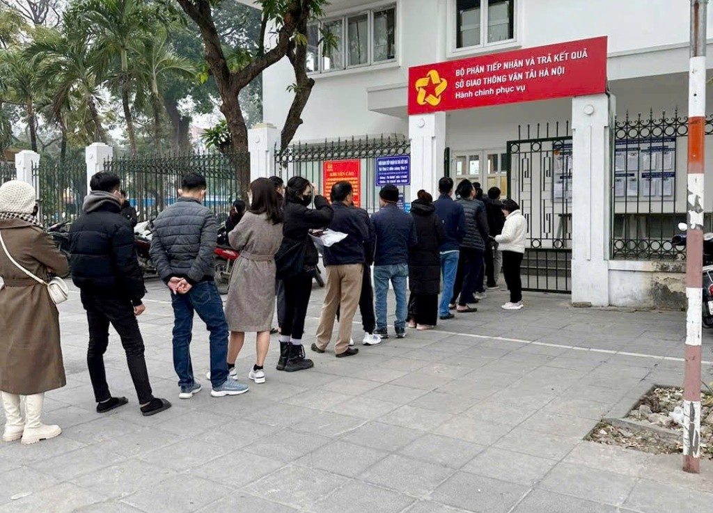 Le nombre de personnes a triplé, ce qui a entraîné une surcharge des points de délivrance et d'échange de permis de conduire à Hanoi. Photo 3