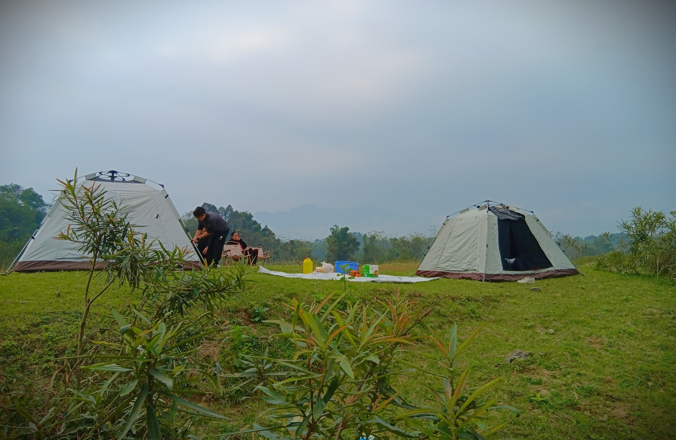 Camping in einem wenig bekannten Steinbruch etwas außerhalb von Hanoi