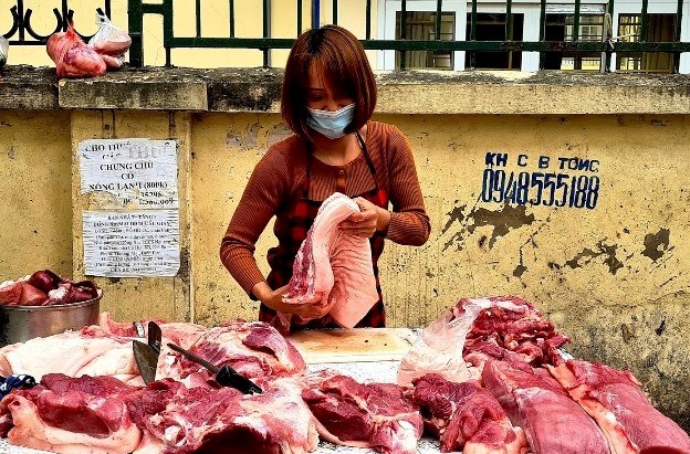 La Sra. Hong dijo que el precio de los cerdos vivos ha aumentado, pero el precio al por menor sigue siendo el mismo porque el poder adquisitivo es bajo. Foto: Vu Long