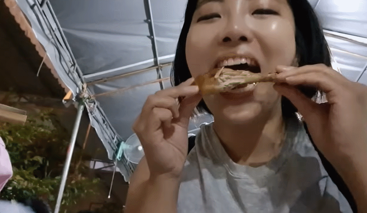 gif 3   khach nuoc ngoai lan dau di dam gio Viet Nam.png.gif