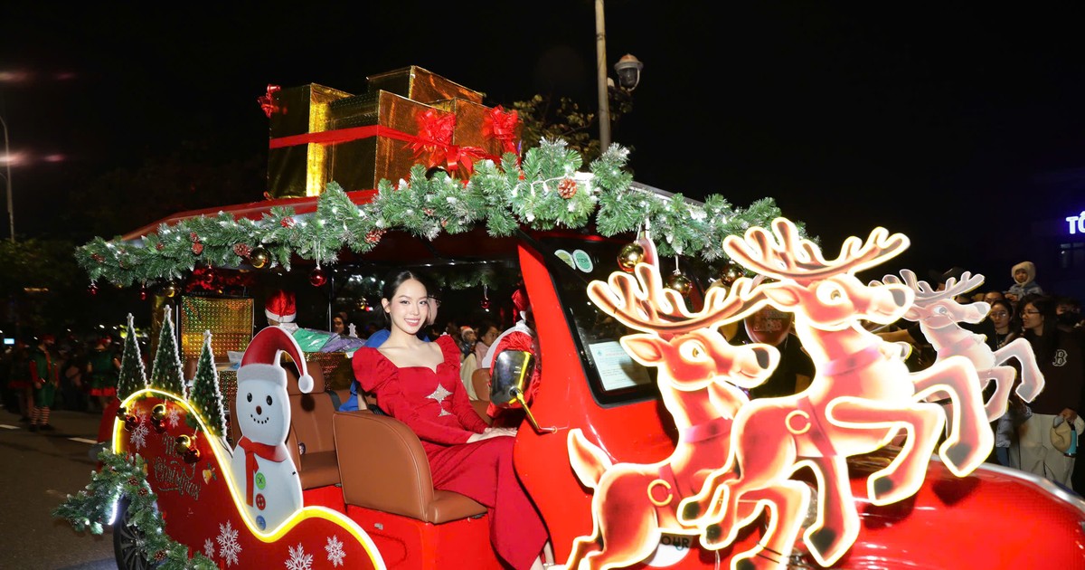 Die Straßen von Da Nang leuchten nachts rot, wenn mehr als 600 Weihnachtsmänner an der Parade teilnehmen