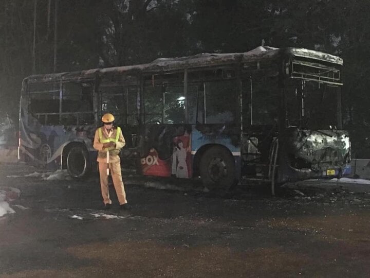 รถบัสถูกไฟไหม้จนโครงเสียหาย โชคดีที่ไม่มีใครได้รับบาดเจ็บ