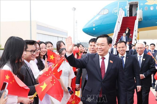 Chủ tịch Quốc hội Vương Đình Huệ đến thủ đô Bắc Kinh, bắt đầu thăm chính thức nước Cộng hòa Nhân dân Trung Hoa