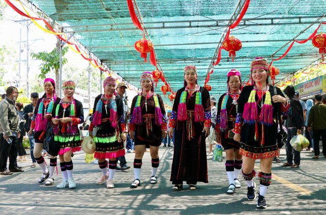 Crowds of people flock to the sacred pagoda on Chua Chan mountain to pray at the beginning of the year, photo 6