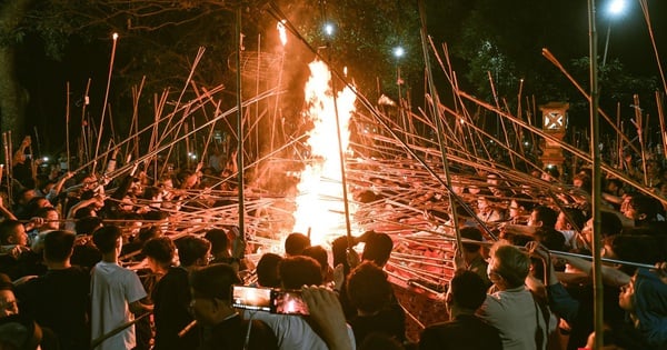 수백명의 사람들이 자정에 고대 무덤에서 신성한 불을 위해 기도에 참여합니다.