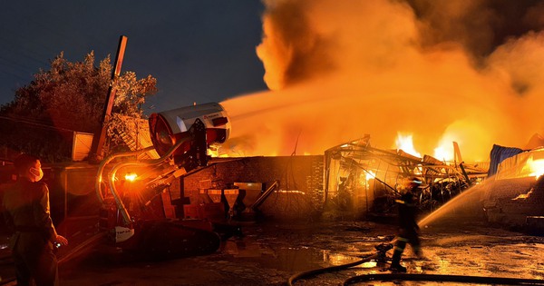 Fire breaks out at 700 m2 warehouse in Hai Phong, black smoke billows hundreds of meters high