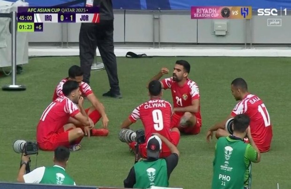 Trọng tài bị chỉ trích vì đuổi khỏi sân tiền đạo Aymen Hussein của Iraq - 3