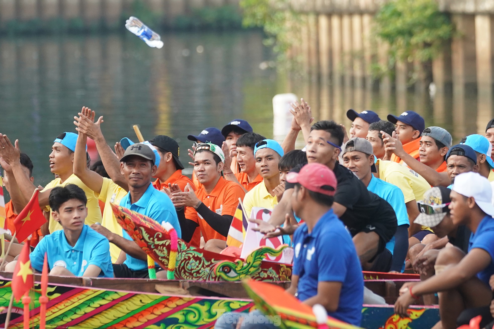 Emocionante carrera de barcos en el canal Nhieu Loc para celebrar el Festival Ok-Om-Bok (foto 3)