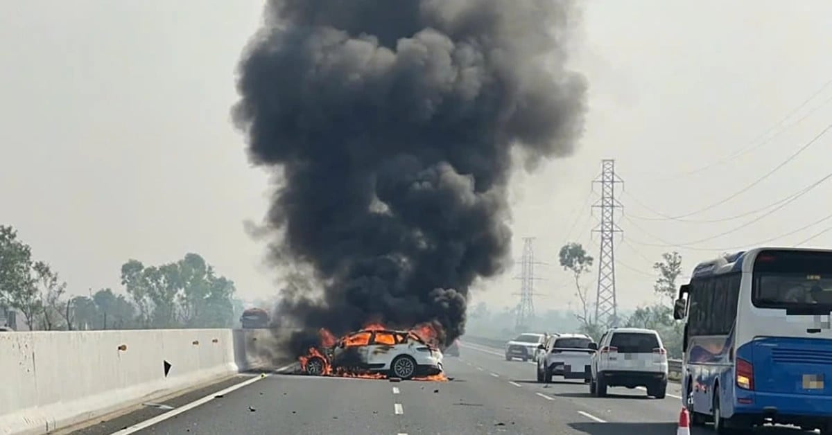 ハノイ・ハイフォン高速道路でポルシェが衝突し炎上した瞬間