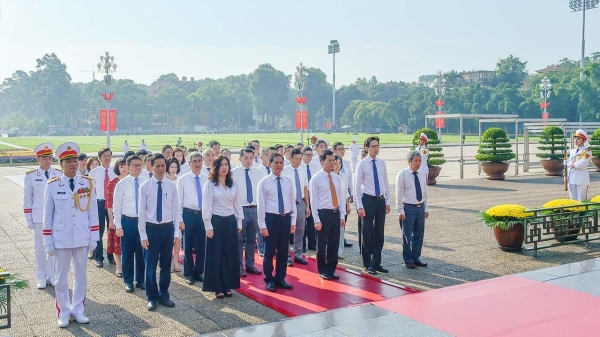 Bộ trưởng Bùi Thanh Sơn dẫn đầu đoàn Bộ Ngoại giao vào Lăng viếng Chủ tịch Hồ Chí Minh dịp Quốc khánh 2/9