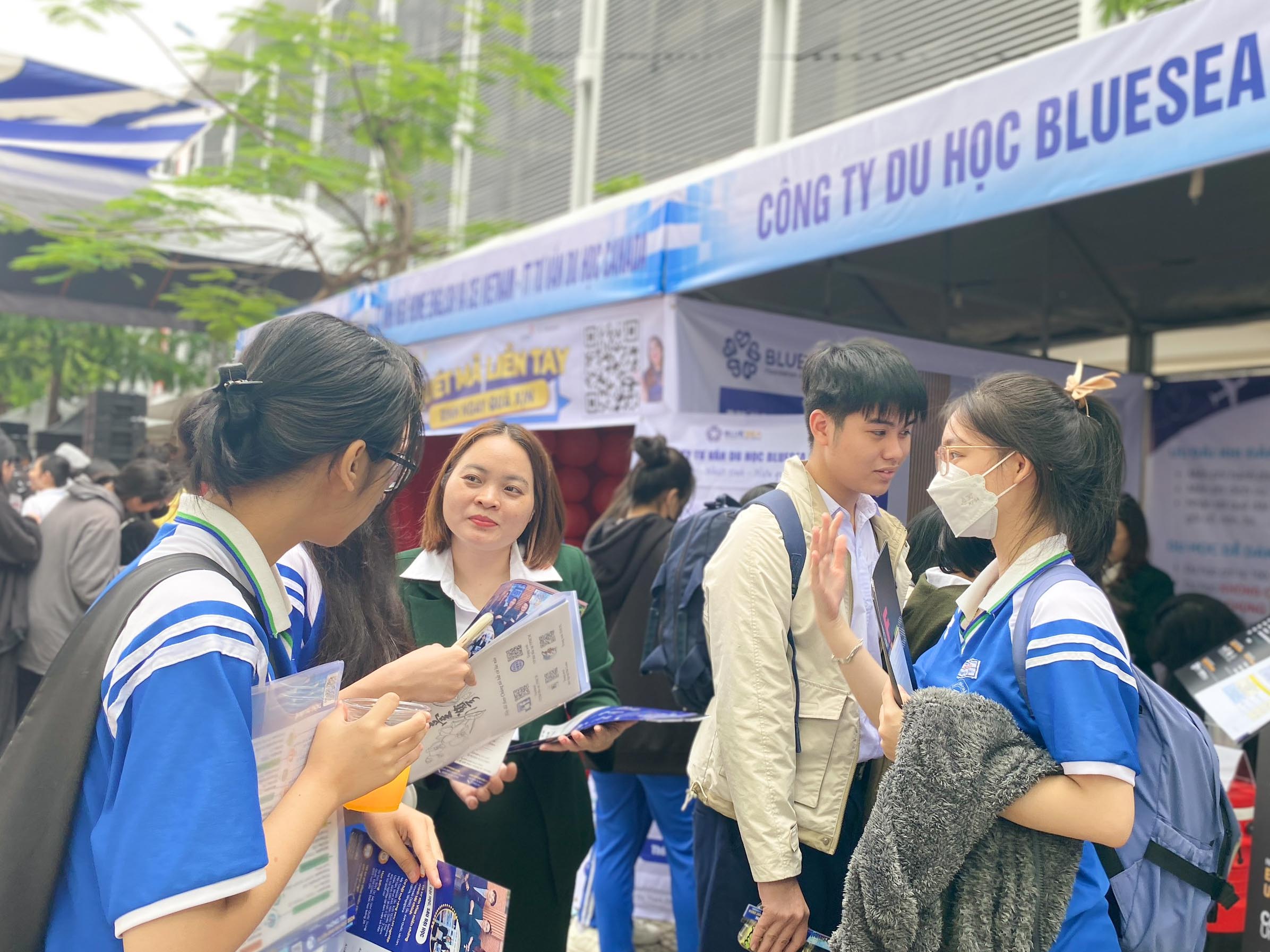 Náo nhiệt gian hàng tư vấn mùa thi Đà Nẵng, học sinh hào hứng được 'truyền lửa'- Ảnh 17.