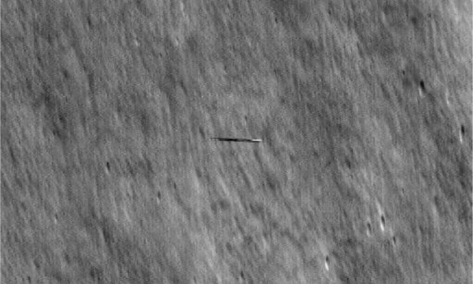 LRO points its camera down to take a picture of Danuri as it flies about 5 kilometers above. Photo: NASA/Goddard/Arizona State University