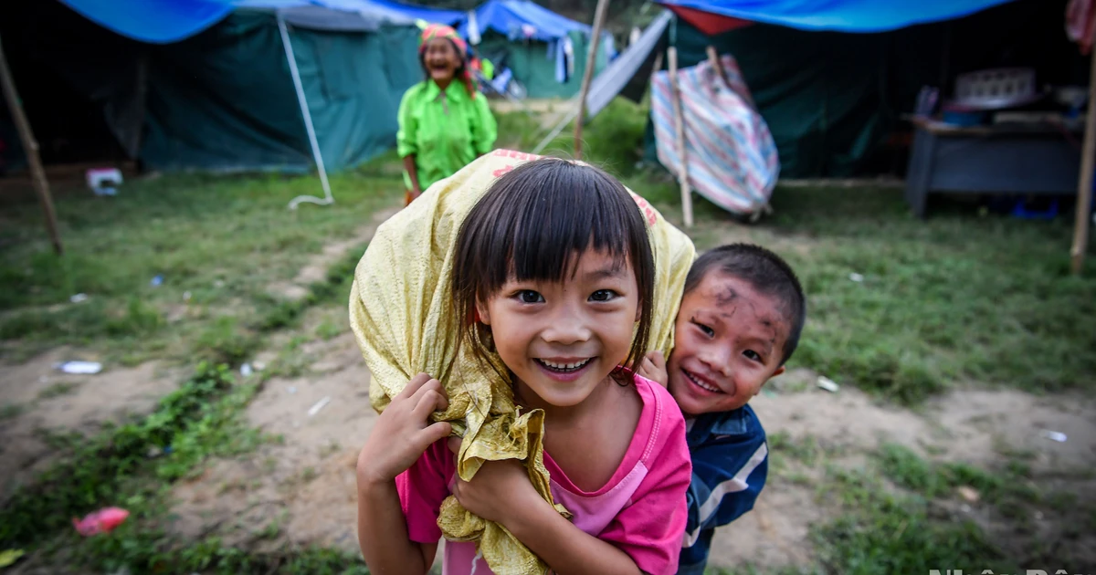 [Foto] Klares Lächeln der Kinder nach der Erdrutschkatastrophe in Lao Cai